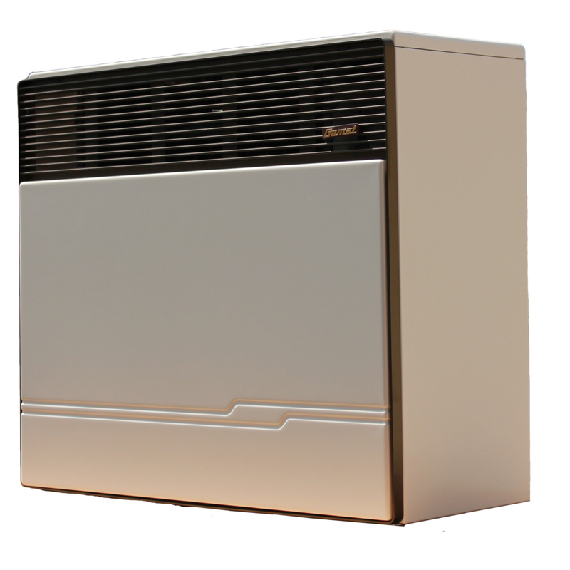 Plynové topidlo Karma Gamat 471, o výkonu 4,6 kW, s odtahem spalin přes zeď (trubky nad sebou), mechanická regulace teploty – termostat a piezozapalovač, slonová kost