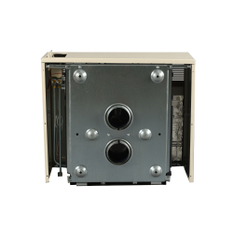 Plynové topidlo Karma Gamat 471, o výkonu 4,6 kW, s odtahem spalin přes zeď (trubky nad sebou), mechanická regulace teploty – termostat a piezozapalovač, slonová kost