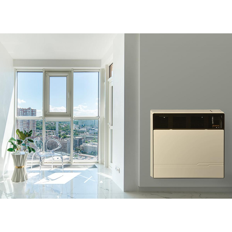 Plynové topidlo Karma Gamat 473, o výkonu 4,6 kW, s odtahem spalin přes zeď (trubka v trubce), mechanická regulace teploty – termostat a piezozapalovač, slonová kost