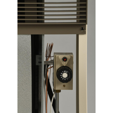 Plynové topidlo Karma Gamat B23, o výkonu 2,3 kW, s odtahem spalin do komína s přirozeným tahem, mechanická regulace teploty, bílá