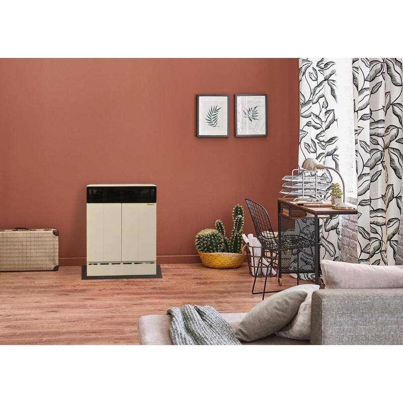 Plynové topidlo Karma Gamat S50, o výkonu 5,3 kW, s odtahem spalin do komína s přirozeným tahem, mechanická regulace teploty, slonová kost