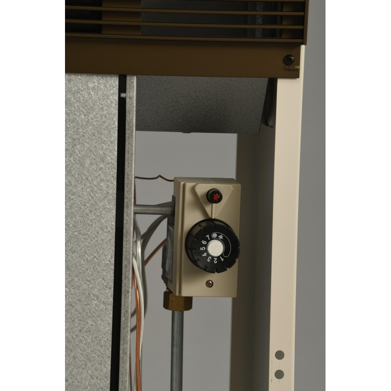 Plynové topidlo Karma Gamat S90, o výkonu 8,6 kW, s odtahem spalin do komína s přirozeným tahem, mechanická regulace teploty, slonová kost