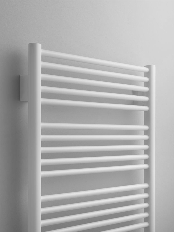 Těleso koupelnové trubkové elektrické Kermi Geneo circle-E 810 x 431 mm, elektrosada WFS vlevo 400 W, stříbrné