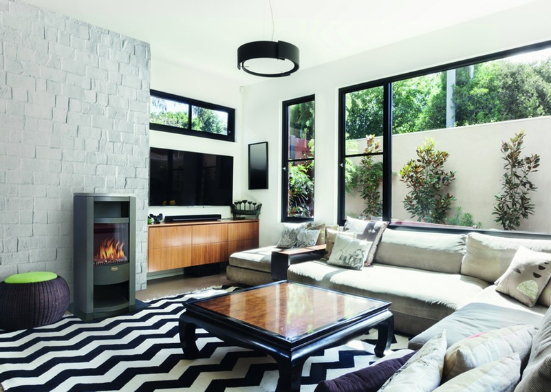 Volně stojící plynová krbová kamna Karma Absolute PB, s výkonem 4,2 kW, odtah spalin vyveden do komína, mastek