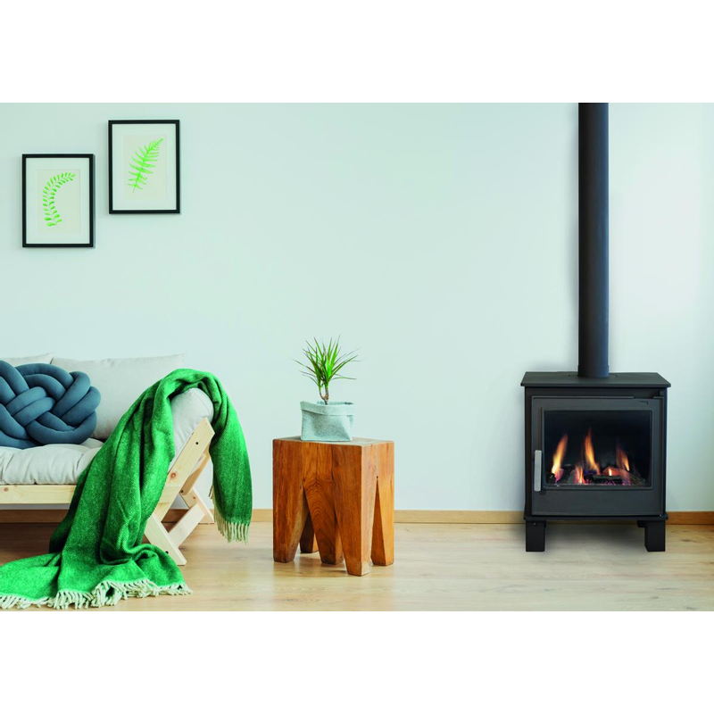 Volně stojící plynová krbová kamna Karma Ideal ZP, s výkonem 5,9 kW, odtah spalin vyveden do komína, mechanické ovládání, černý plech