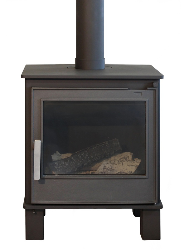 Volně stojící plynová krbová kamna Karma Ideal ZP, s výkonem 5,9 kW, odtah spalin vyveden do komína, mechanické ovládání, černý plech