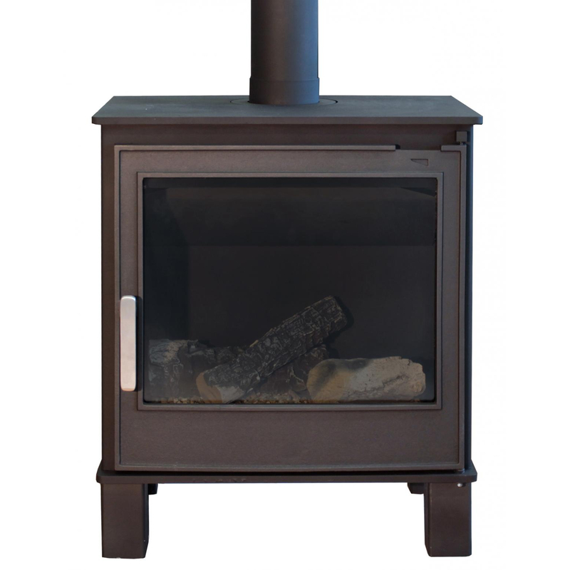 Volně stojící plynová krbová kamna Karma Grace ZP, s výkonem 7,3 kW, odtah spalin vyveden do komína, mechanické ovládání, černý plech