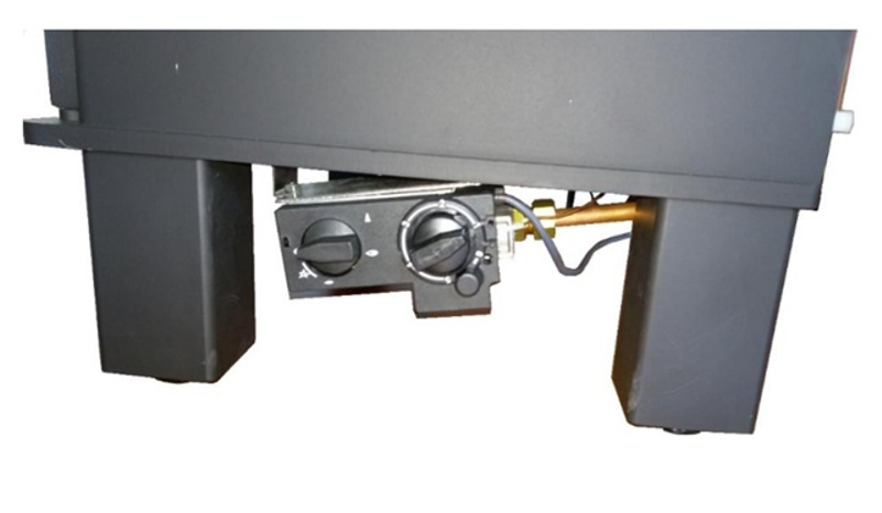 Volně stojící plynová krbová kamna Karma Grace ZP, s výkonem 7,3 kW, odtah spalin vyveden do komína, mechanické ovládání, černý plech