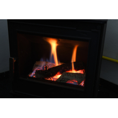 Volně stojící plynová krbová kamna Karma Grace PB, s výkonem 6,8 kW, odtah spalin vyveden do komína, mechanické ovládání, černý plech