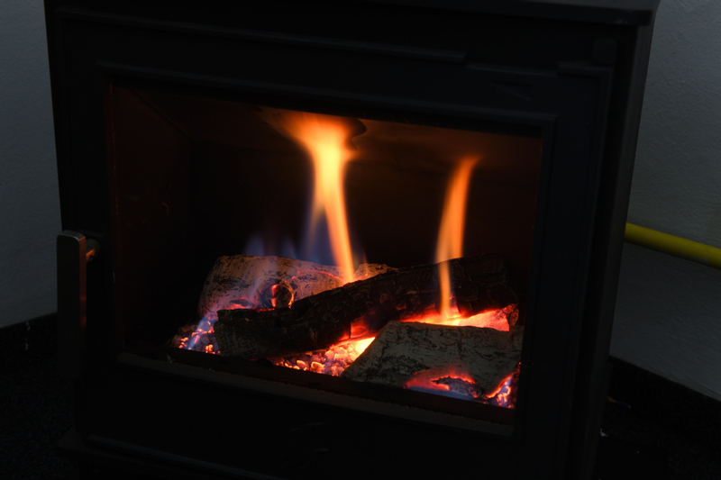 Volně stojící plynová krbová kamna Karma Grace ZP, s výkonem 7,3 kW, odtah spalin vyveden do komína, s elektronickým systémem, černý plech