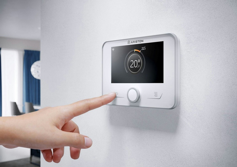 Pokojový regulátor/termostat e-BUS Ariston Sensys HD, modulační, barevný displej, CZ komunikace, časový program TOP a TV, černá