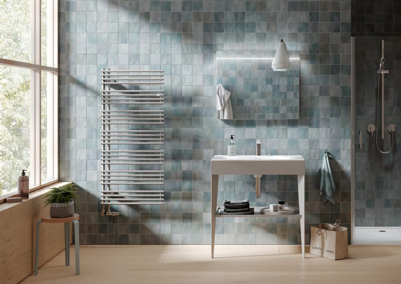Těleso koupelnové trubkové Kermi Diveo 1320 x 450 mm, levé, připojení středové 567 W, stříbrné
