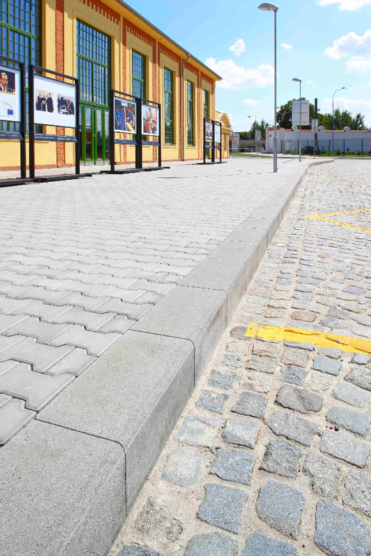 Obrubník silniční betonový Best Kerbo, výška 30 cm, délka 50 cm, přírodní betonová