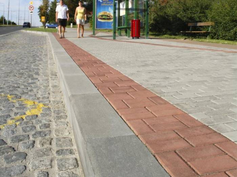 Obrubník silniční betonový Best Kerbo poloměr R16,0 vnější, výška 30 cm, přírodní betonová