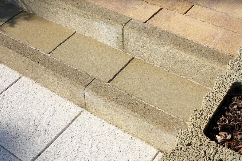 Obrubník chodníkový betonový Best Linea II rohový, vnější, výška 25 cm, pískovcová
