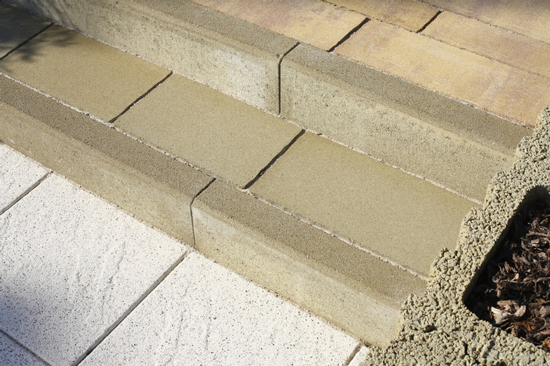 Obrubník chodníkový betonový Best Linea II rohový, vnější, výška 25 cm, pískovcová