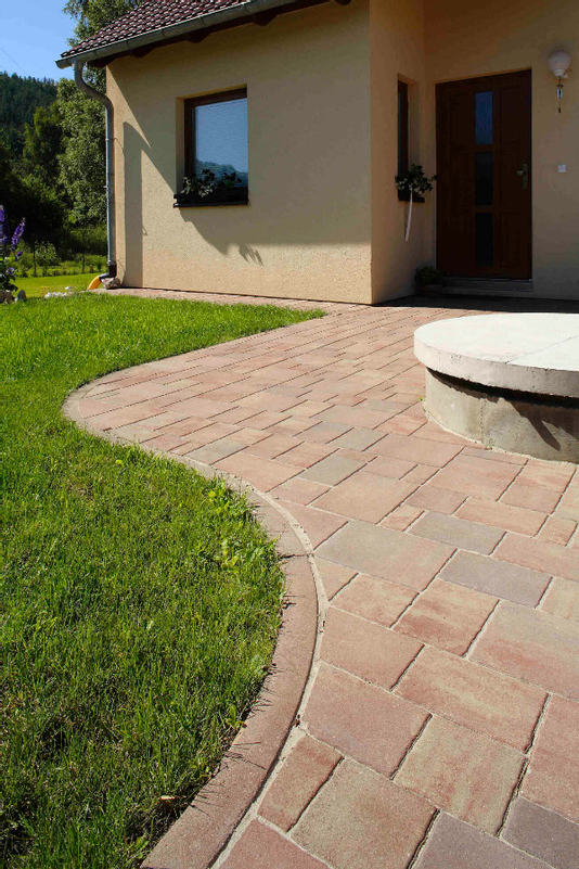 Obrubník chodníkový betonový Best Linea poloměr R1,0 vnější, výška 25 cm, karamelová