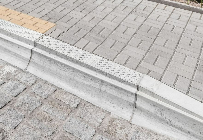 Obrubník zastávkový náběhový pravý betonový Best výška 33/31 cm, délka 100 cm, přírodní betonová