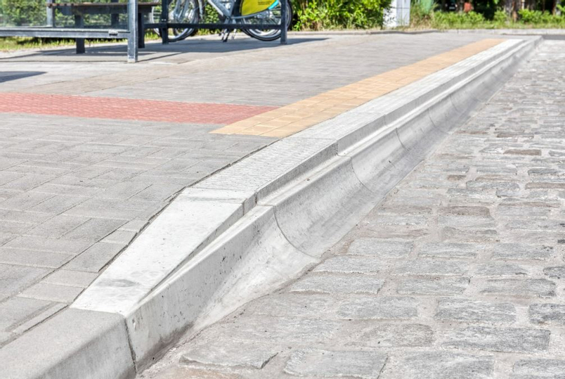 Obrubník zastávkový přechodový levý betonový Best výška 25/29 cm, délka 100 cm, přírodní betonová