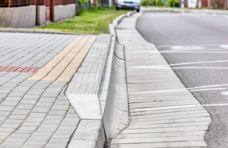 Obrubník zastávkový přechodový levý betonový Best výška 25/29 cm, délka 100 cm, přírodní betonová