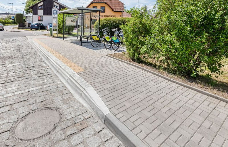 Obrubník zastávkový přechodový pravý betonový Best výška 31/25 cm, délka 100 cm, přírodní betonová