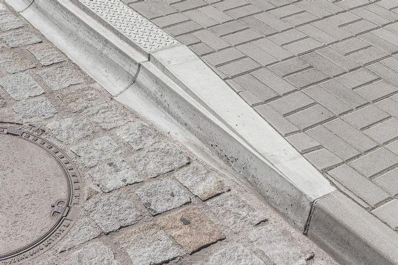 Obrubník zastávkový přechodový pravý betonový Best výška 31/25 cm, délka 100 cm, přírodní betonová