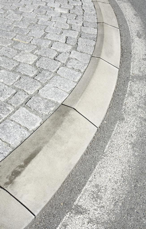 Obrubník silniční betonový Best Ronda poloměr R16,0 vnější, výška 30 cm, přírodní betonová