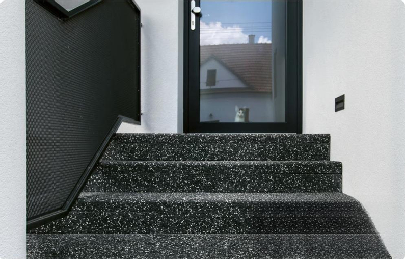 Schodišťový stupeň plný Ferobet, 150 x 30 x 18 cm, Oblázek 4-8 mm