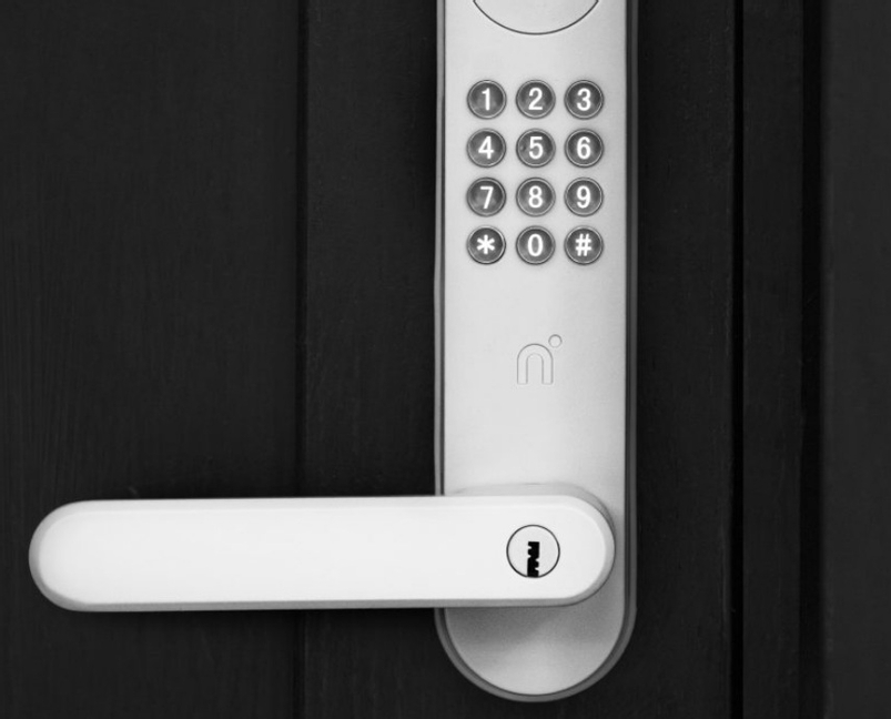 Inteligentní elektronický zámek Nimly Code White, s dotykovým panelem a RFID čtečkou, bílá
