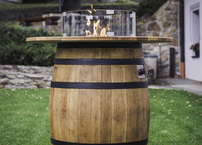 Venkovní plynové ohniště Karma Barrique, barové provedení, dubový barikový sud