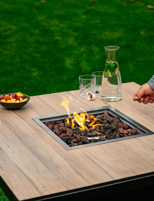 Venkovní plynové ohniště Karma Ruben Garden, čtvercové, stolní provedení, robustní podstavec z lakovaného kovu, deska z polyrey imitace dřeva