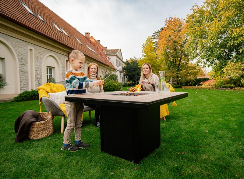 Venkovní plynové ohniště Karma Ruben Garden, čtvercové, stolní provedení, robustní podstavec z lakovaného kovu, deska z polyrey imitace dřeva