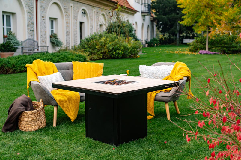 Venkovní plynové ohniště Karma Ruben Garden, čtvercové, stolní provedení, robustní podstavec z lakovaného kovu, deska z polyrey imitace dřeva