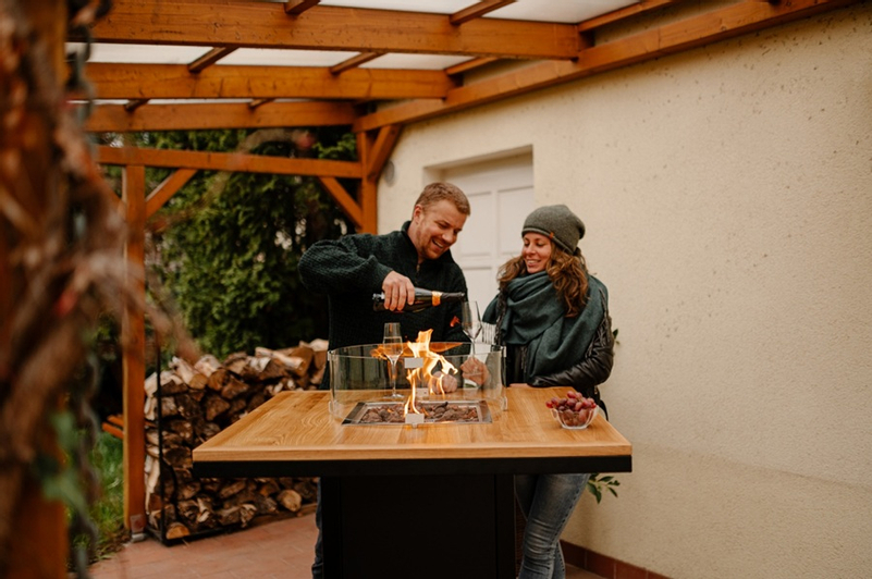 Venkovní plynové ohniště Karma Ruben Party, čtvercové, barové provedení, robustní podstavec z lakovaného kovu, dřevěná deska z masivu