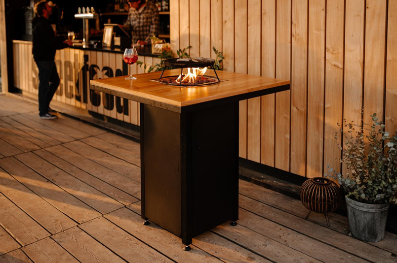 Venkovní plynové ohniště Karma Ruben Party, čtvercové, barové provedení, robustní podstavec z lakovaného kovu, dřevěná deska z masivu