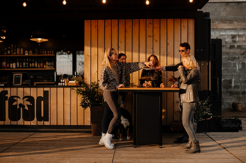 Venkovní plynové ohniště Karma Ruben Party, čtvercové, barové provedení, robustní podstavec z lakovaného kovu, dřevěná deska z masivu