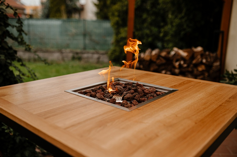 Venkovní plynové ohniště Karma Ruben Party, čtvercové, barové provedení, robustní podstavec z lakovaného kovu, dřevěná deska z masivu