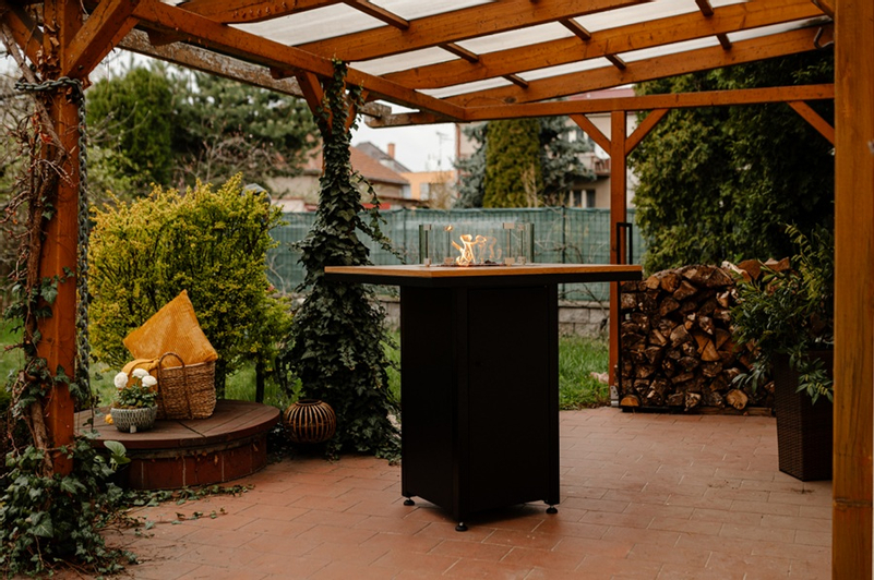 Venkovní plynové ohniště Karma Ruben Party, čtvercové, barové provedení, robustní podstavec z lakovaného kovu, dřevěná deska z masivu