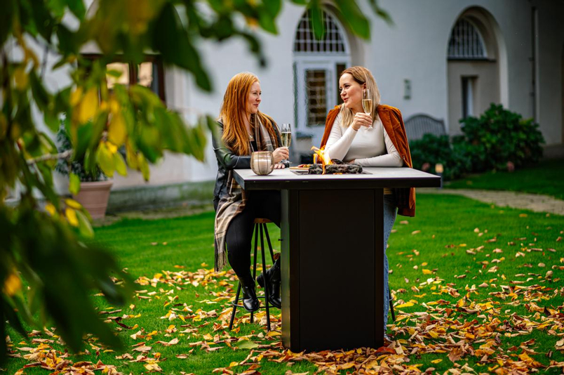 Venkovní plynové ohniště Karma Ruben Party, čtvercové, barové provedení, robustní podstavec z lakovaného kovu, deska z polyrey imitace dřeva