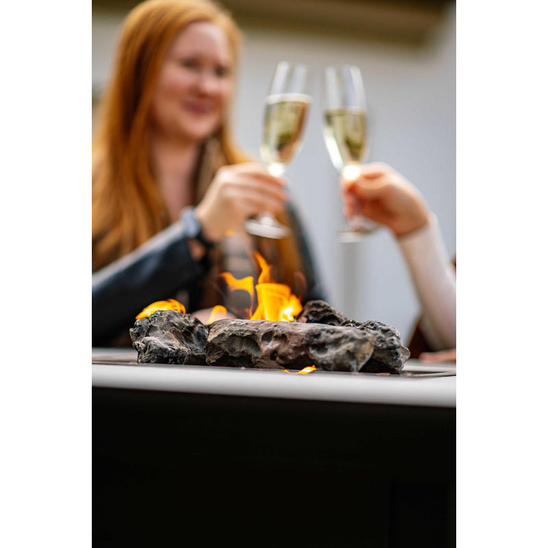 Venkovní plynové ohniště Karma Ruben Party, čtvercové, barové provedení, robustní podstavec z lakovaného kovu, deska z polyrey imitace dřeva