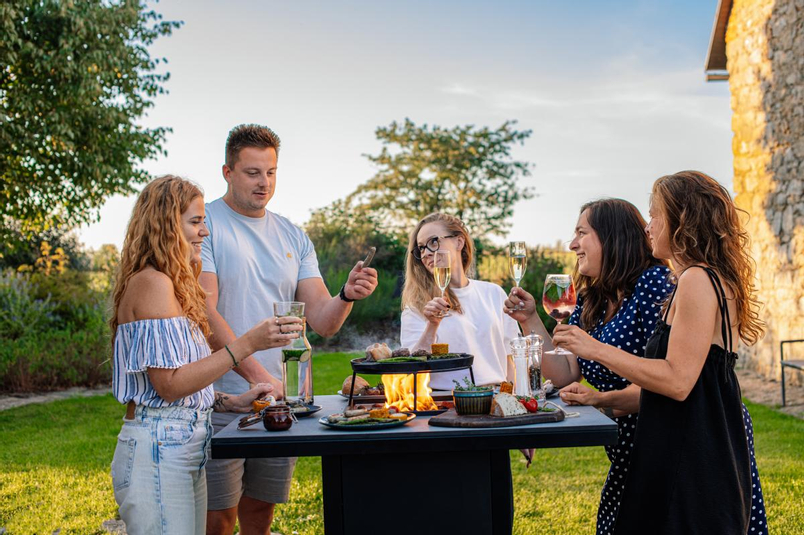Venkovní plynové ohniště Karma Ruben Party, čtvercové, barové provedení, robustní podstavec z lakovaného kovu, deska z polyrey imitace dřeva