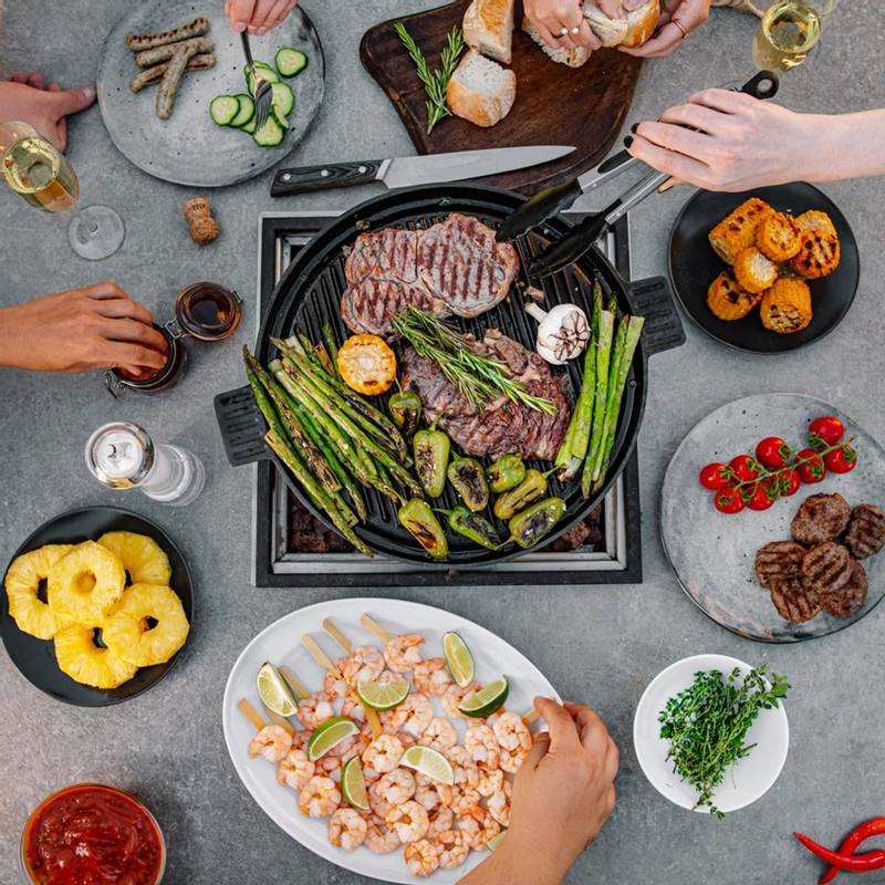 Venkovní plynové ohniště Karma Ruben Party, čtvercové, barové provedení, robustní podstavec z lakovaného kovu, deska z polyrey imitace dřeva