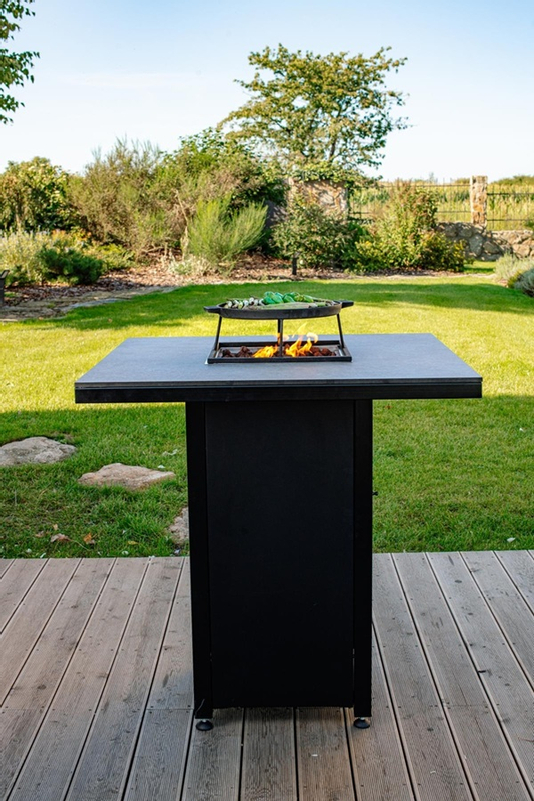 Venkovní plynové ohniště Karma Ruben Party, čtvercové, barové provedení, robustní podstavec z lakovaného kovu, deska z polyrey imitace dřeva