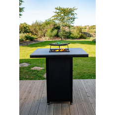 Venkovní plynové ohniště Karma Ruben Party, čtvercové, barové provedení, robustní podstavec z lakovaného kovu, deska z polyrey imitace dřeva