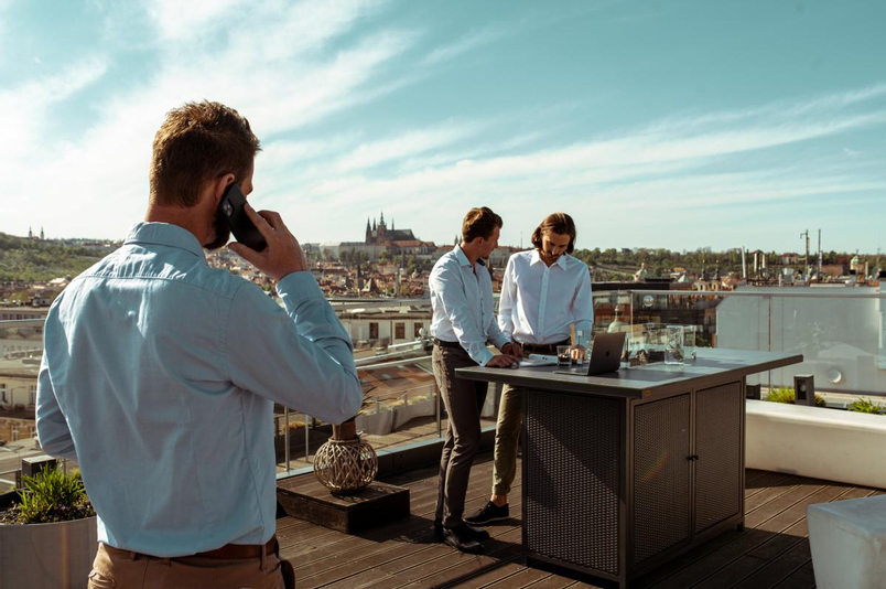 Venkovní plynové ohniště Karma Infinity MAX, obdélník, barové provedení, umělý ratan tmavě hnědý