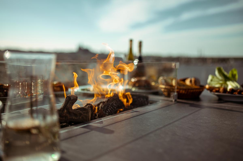 Venkovní plynové ohniště Karma Infinity MAX, obdélník, barové provedení, umělý ratan tmavě hnědý