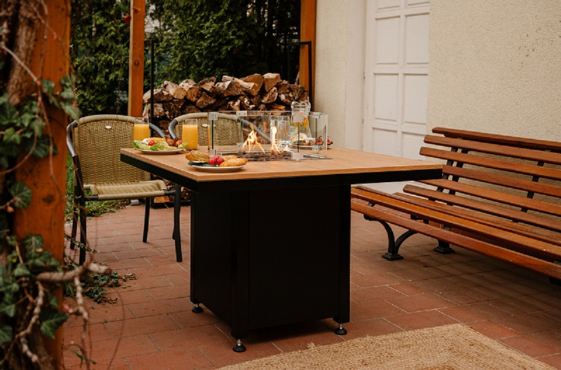 Venkovní plynové ohniště Karma Ruben Garden, čtvercové, stolní provedení, robustní podstavec z lakovaného kovu, dřevěná deska z masivu