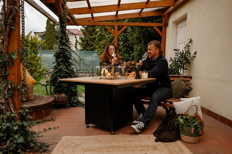 Venkovní plynové ohniště Karma Ruben Garden, čtvercové, stolní provedení, robustní podstavec z lakovaného kovu, dřevěná deska z masivu