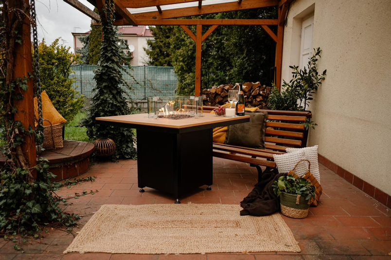 Venkovní plynové ohniště Karma Ruben Garden, čtvercové, stolní provedení, robustní podstavec z lakovaného kovu, dřevěná deska z masivu